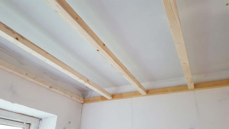 plafond verlagen houten frame