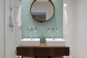 Praktische badkamer met scheidingswand
