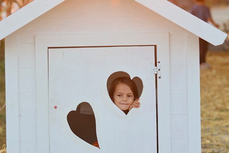 pret hele gezin in tuin vakantie