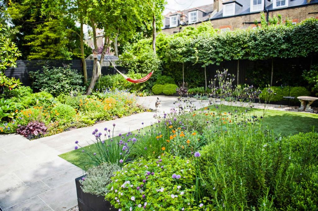 De ontwerpers van Gardenbuilders.co.uk hebben deze mooie moderne romantische tuin ontworpen met veel planten en bloemen.