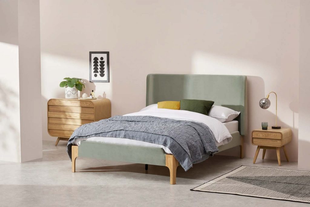 In de slaapkamer kan je kiezen voor een mooi sage green bed met saliegroen hoofdbord.