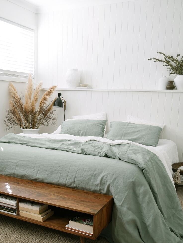 In de slaapkamer kan je met een dekbedovertrek gebruiken voor meer kleur. In deze witte slaapkamer is er gekozen voor een mooi sage green dekbed in linnen.