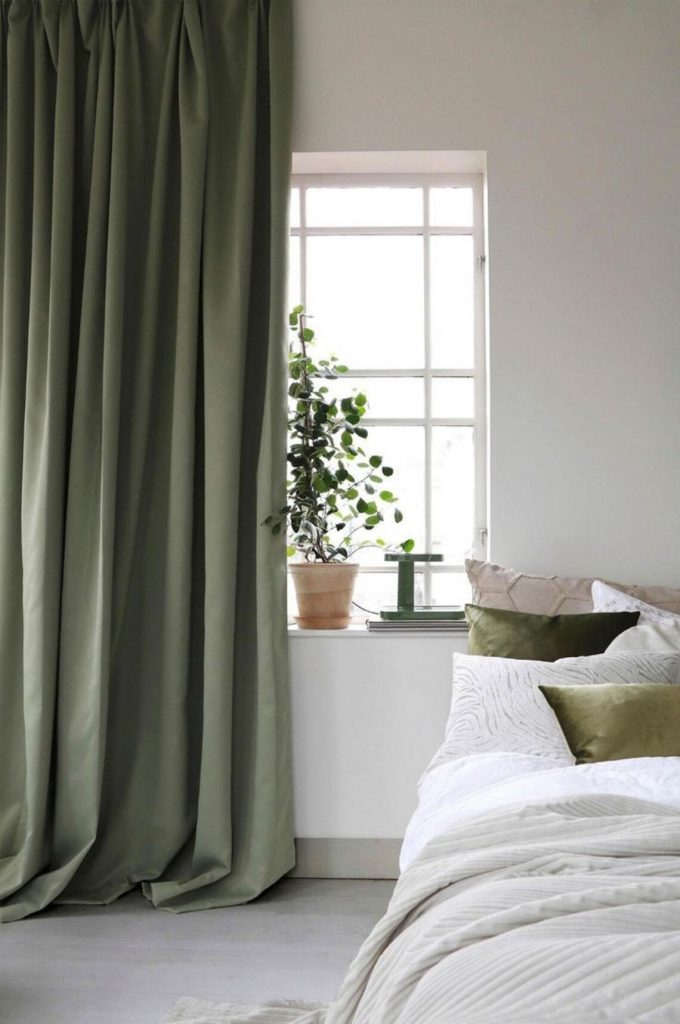 Deze sage green gordijnen van shreebalajistudio - mooie handgemaakte linnen katoenen gordijnen, zijn de perfecte oplossing voor een bohemian, rustieke en landelijk interieur. 
