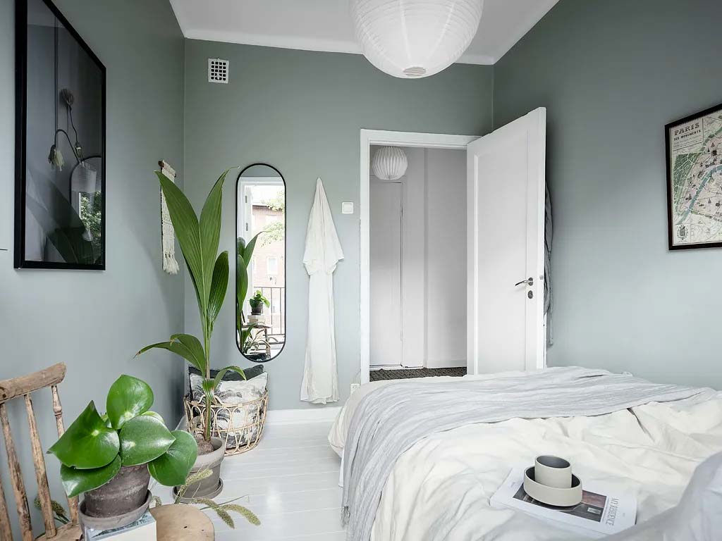 Deze Scandinavische slaapkamer laat zien hoe fris en stijlvol sage green muren kunnen zijn.