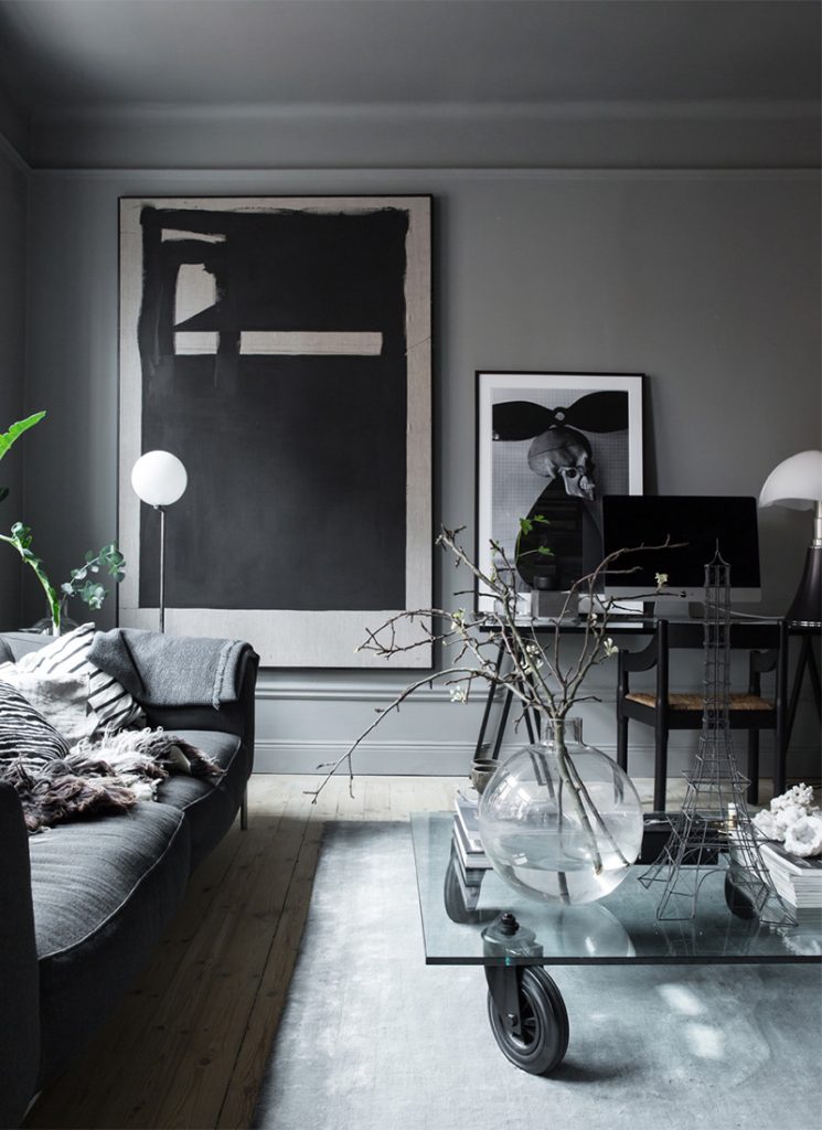 Hierboven zag je al de super mooie Scandinavisch grijze woonkamer van Zweedse stylist Lotta Agaton. Naast een grijs plafond en grijze muren, is er ook gekozen voor een grijze bank én vloerkleed. Het resultaat is een moody monochroom interieur, dat opgewarmd wordt door de mooie houten vloer.