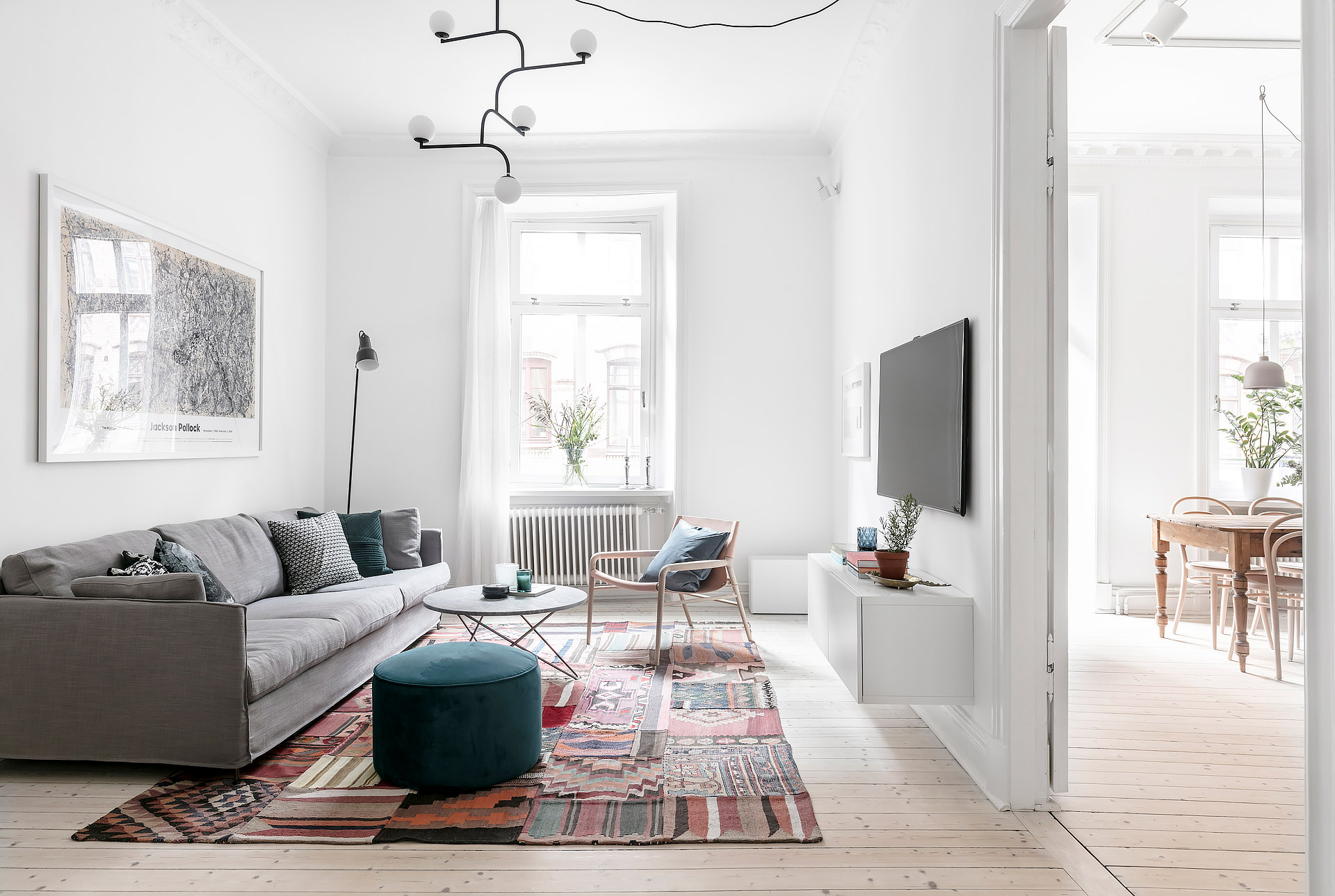 scandinavische woonkamer witte muren kleurrijk vloerkleed