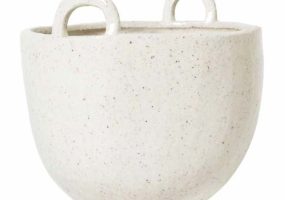 sidetable achter bank styling gespikkelde vaas