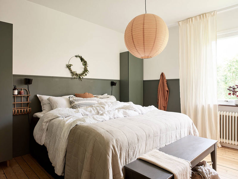 slaapkamer groene lambrisering verven