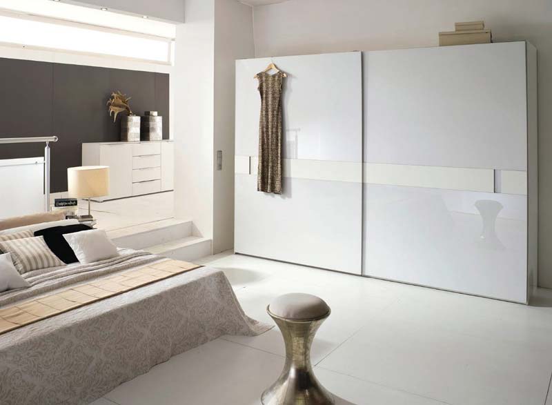 slaapkamer grote kledingkast wit schuifdeuren