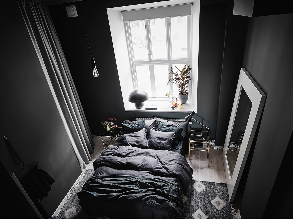 Slaapkamer met zwarte muren