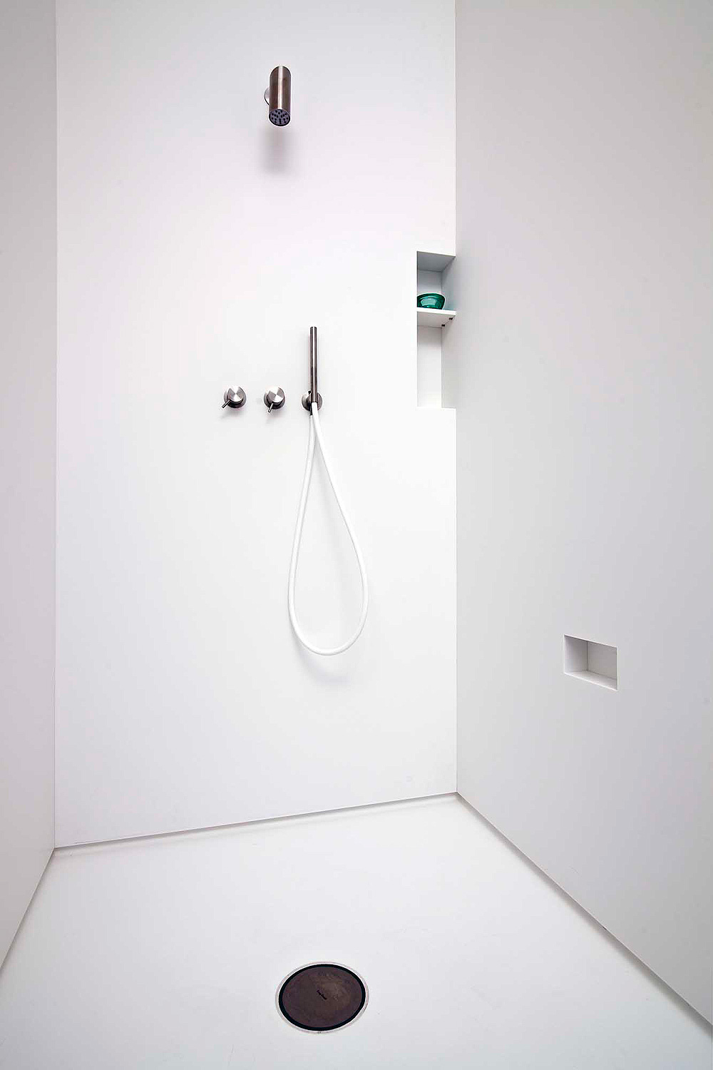 Deze smalle badkamer en suite is geweldig!