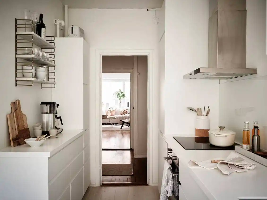 Kies voor keukenkasten aan twee kanten om meer opbergruimte te creëren in een smalle keuken.