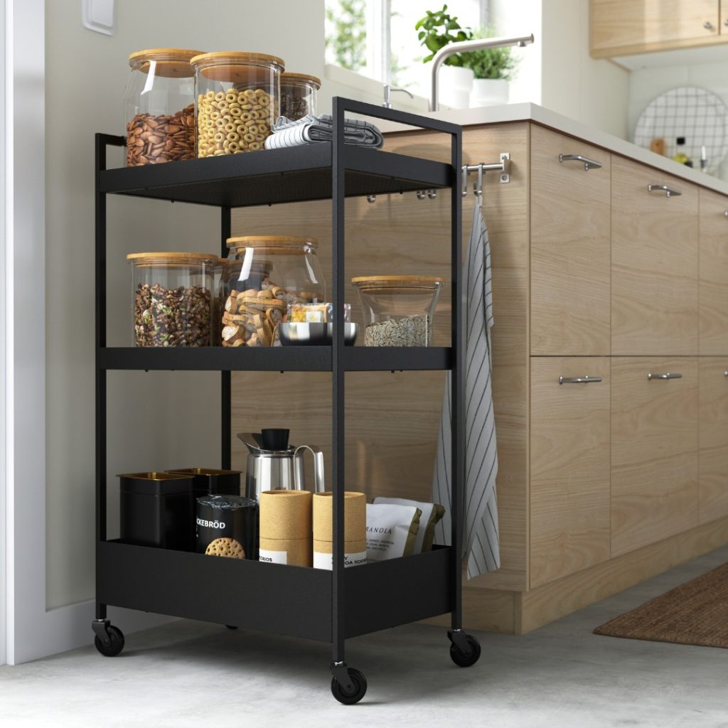 Dit is de zwarte NISSAFORS trolley van IKEA - In deze keuken praktisch gebruikt voor het opbergen van voorraadpotten. Hier verkrijgbaar.