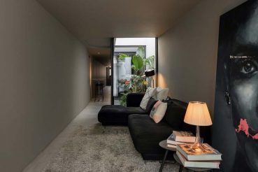 smalle woning donker interieur