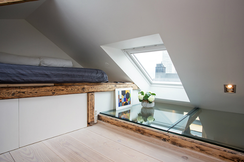 Speelse slaapkamer met beloopbaar glas in vloer