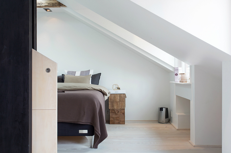 Speelse slaapkamer met dakraam