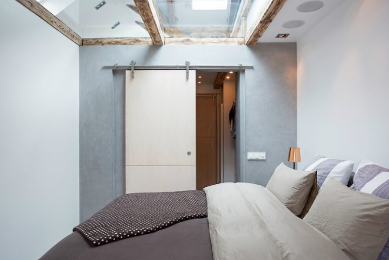 Speelse slaapkamer met beloopbaar glas