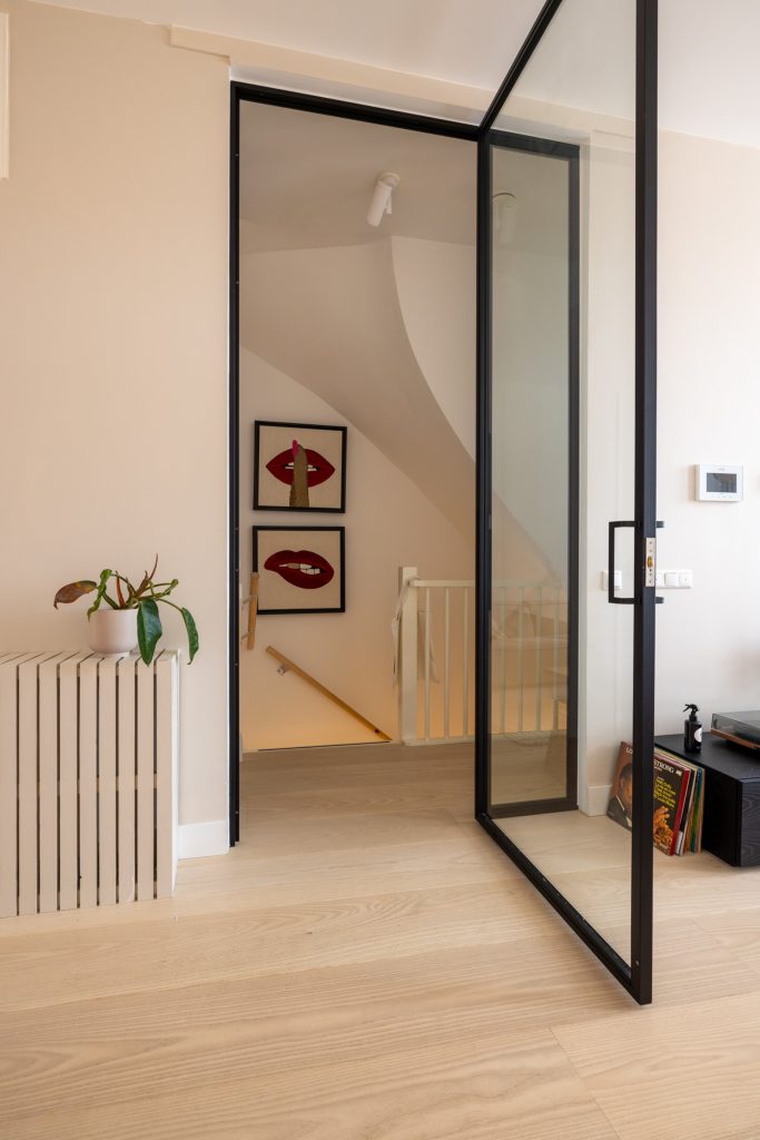 stalen deur groot vlak glas woonkamer