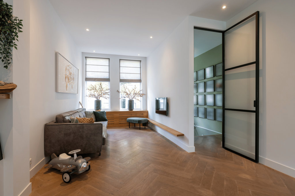 stalen deur zwart met glas hal woonkamer