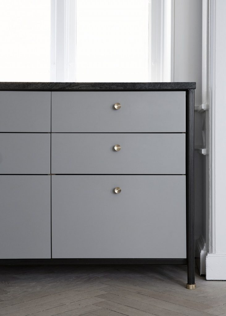 Stalen frame grijze keukenkasten