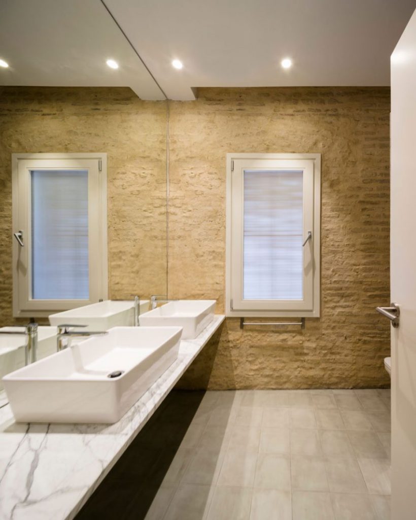 stenen-muur-badkamer