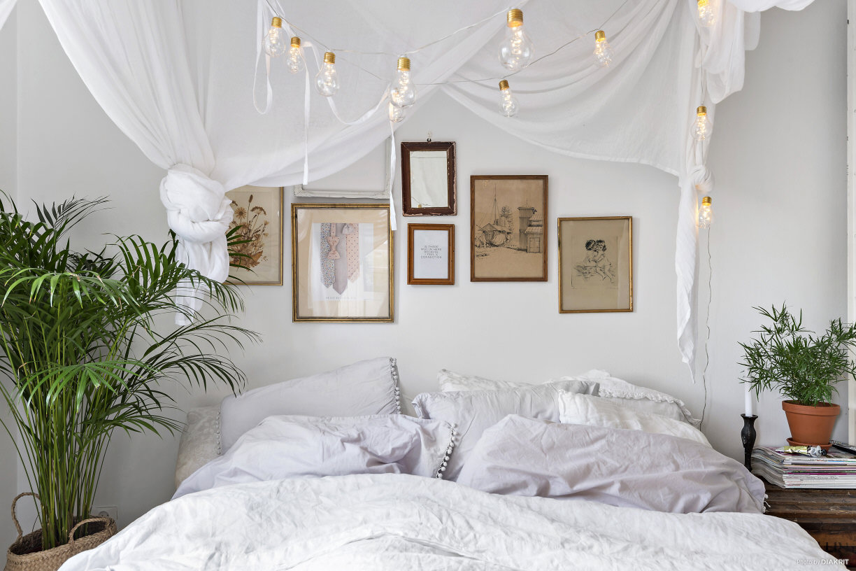 Stoere witte hemelse slaapkamer