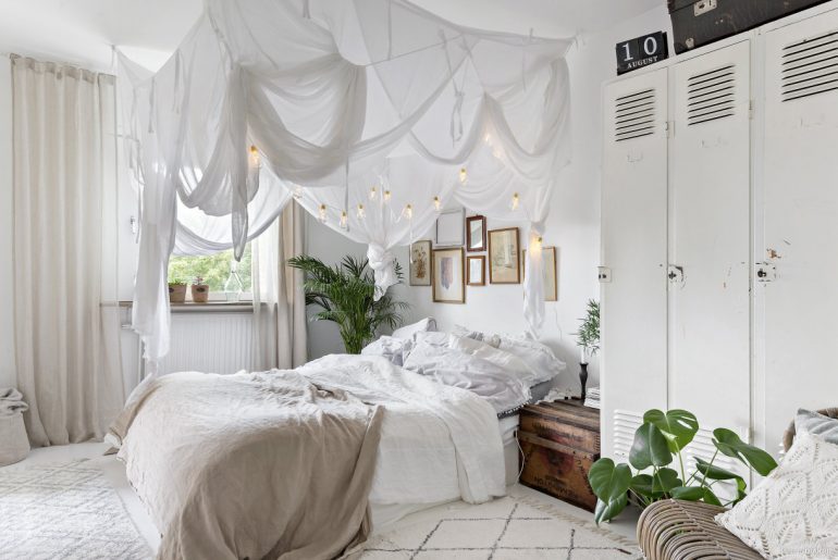Stoere witte hemelse slaapkamer