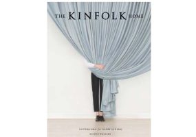 styling sidetable achter bank kinfolk boek