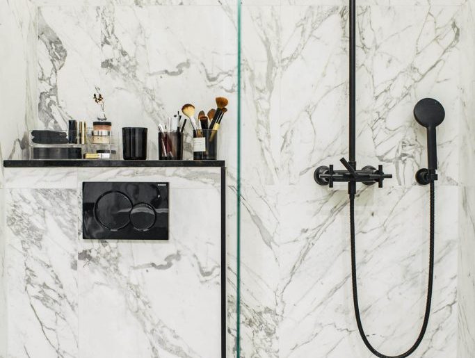 super kleine luxe badkamer met marmeren tegels