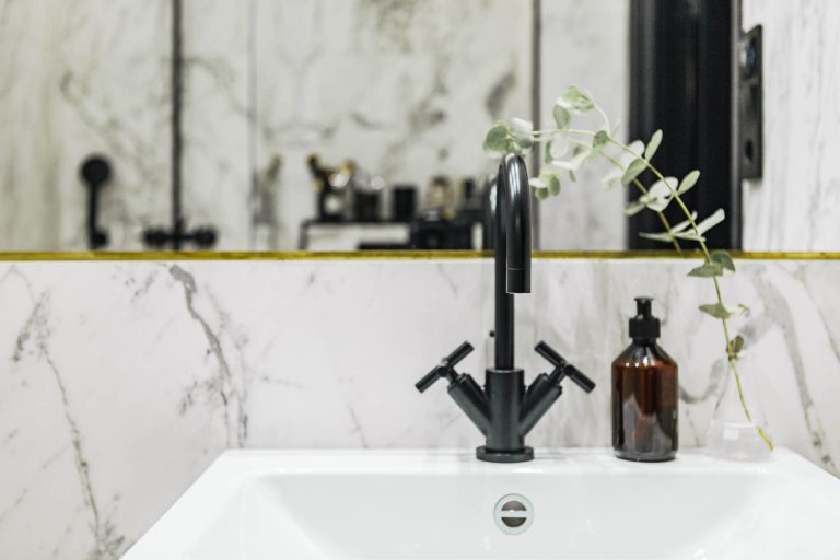 super kleine luxe badkamer zwarte kraan