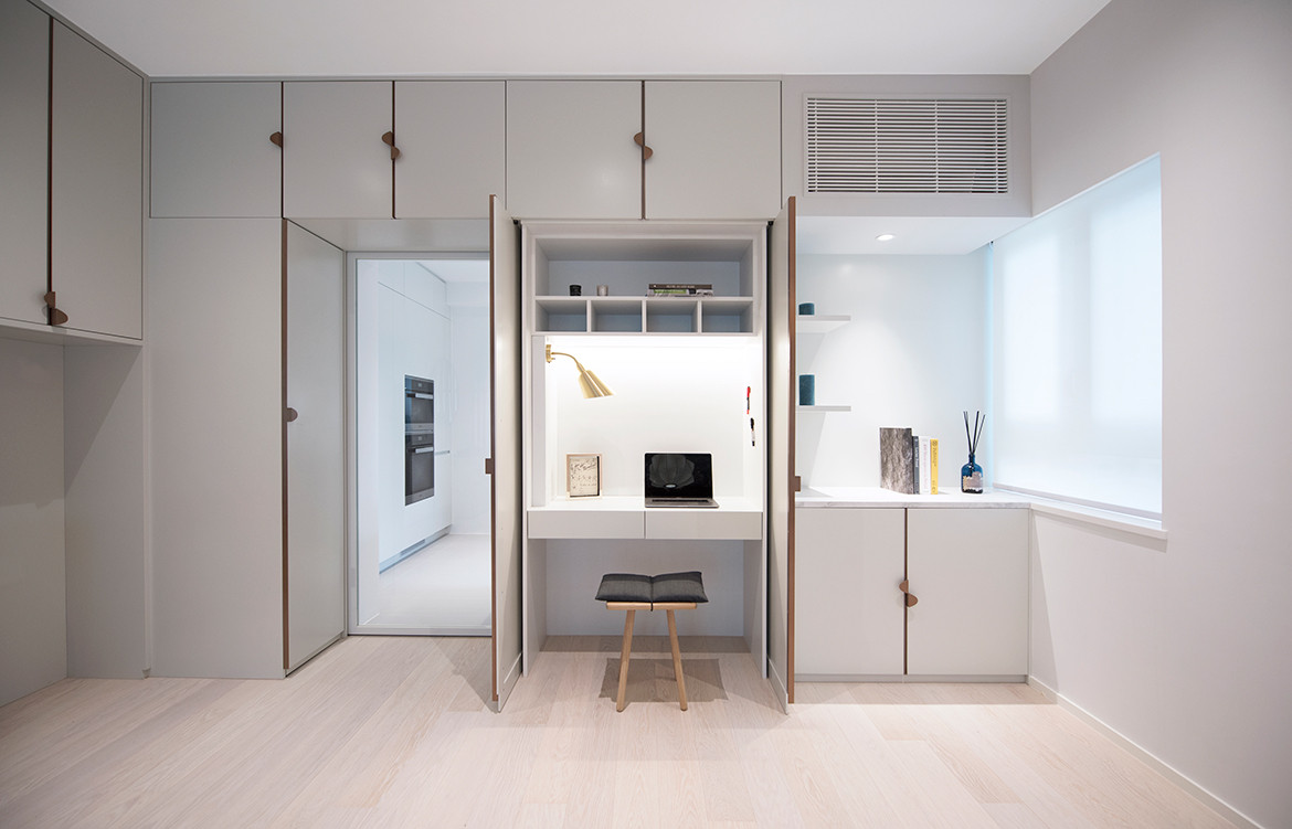 Bean Buro heeft dit moderne en praktische thuiskantoor ontworpen met een computerkast op maat, inclusief inschuifbare deuren en heel veel kastruimte.