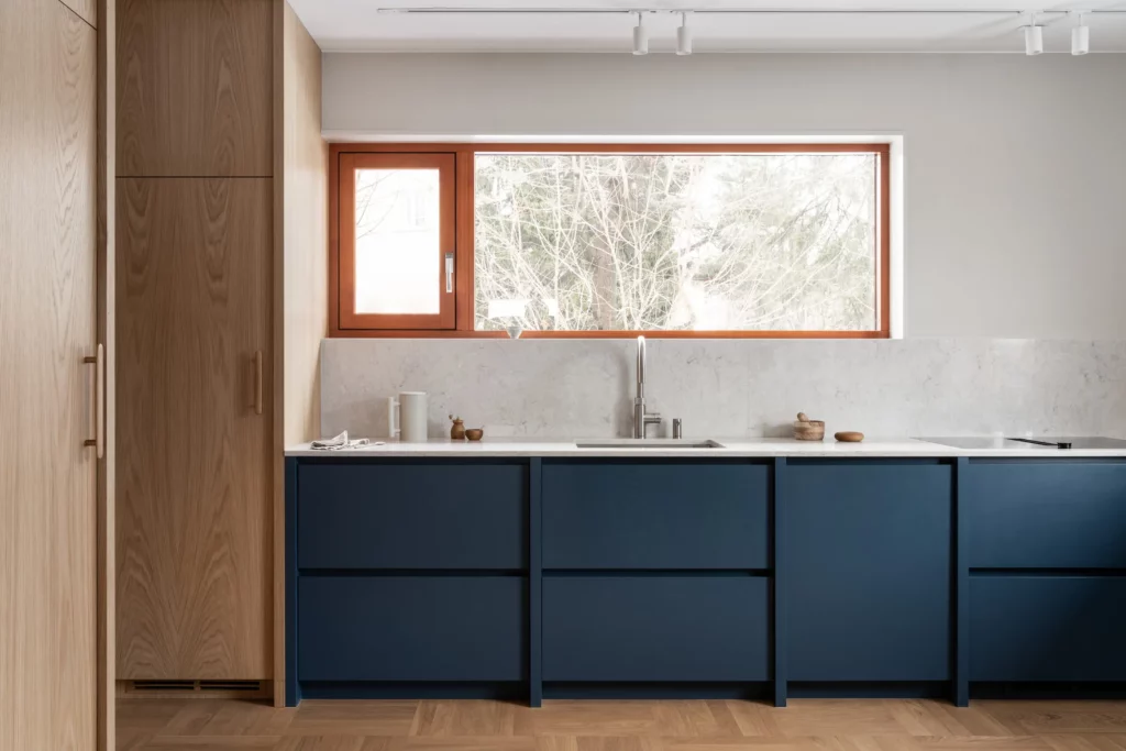 Nordiska Kök combineert eikenhout met blauwe kasten in deze mooie tijdloze keuken.
