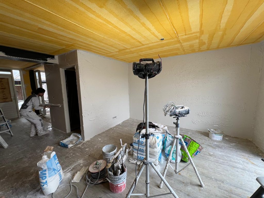 trap ombouw stucen woonkamer