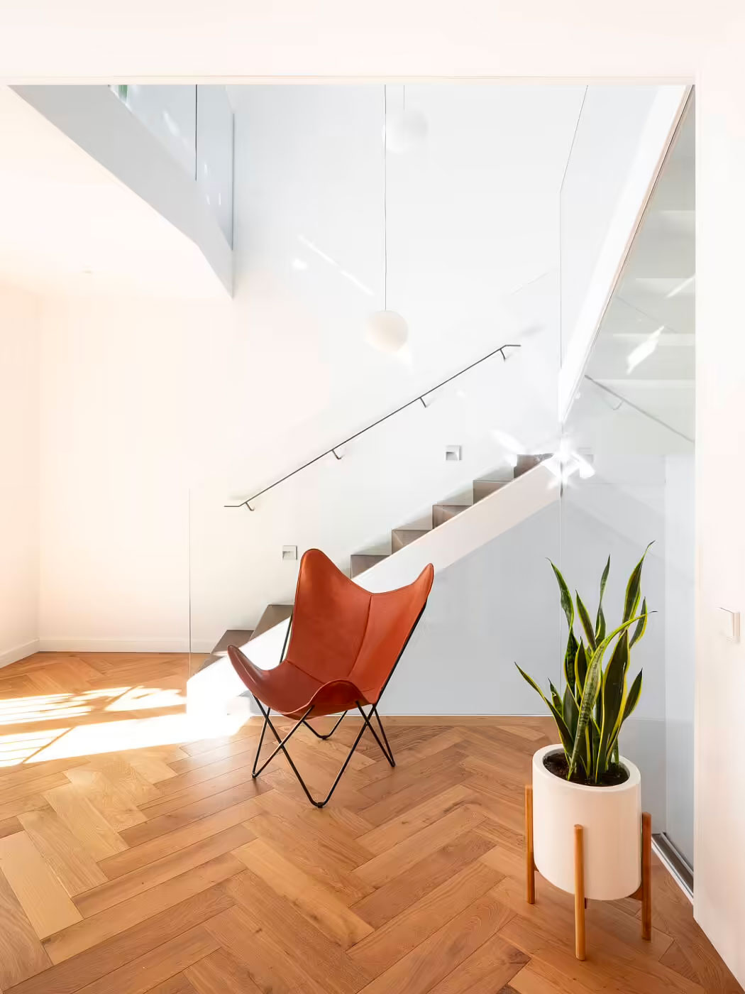 CA Marcelo is een traditioneel huis uit de XVII-XVIII eeuw in Vila-seca, Spanje. Het is in 2020 volledig opnieuw ontworpen door Guillem Carrera Arquitecte. Bij de mooie grote trap zijn twee mooie hanglampen opgehangen. | Fotografie: Filippo Poli