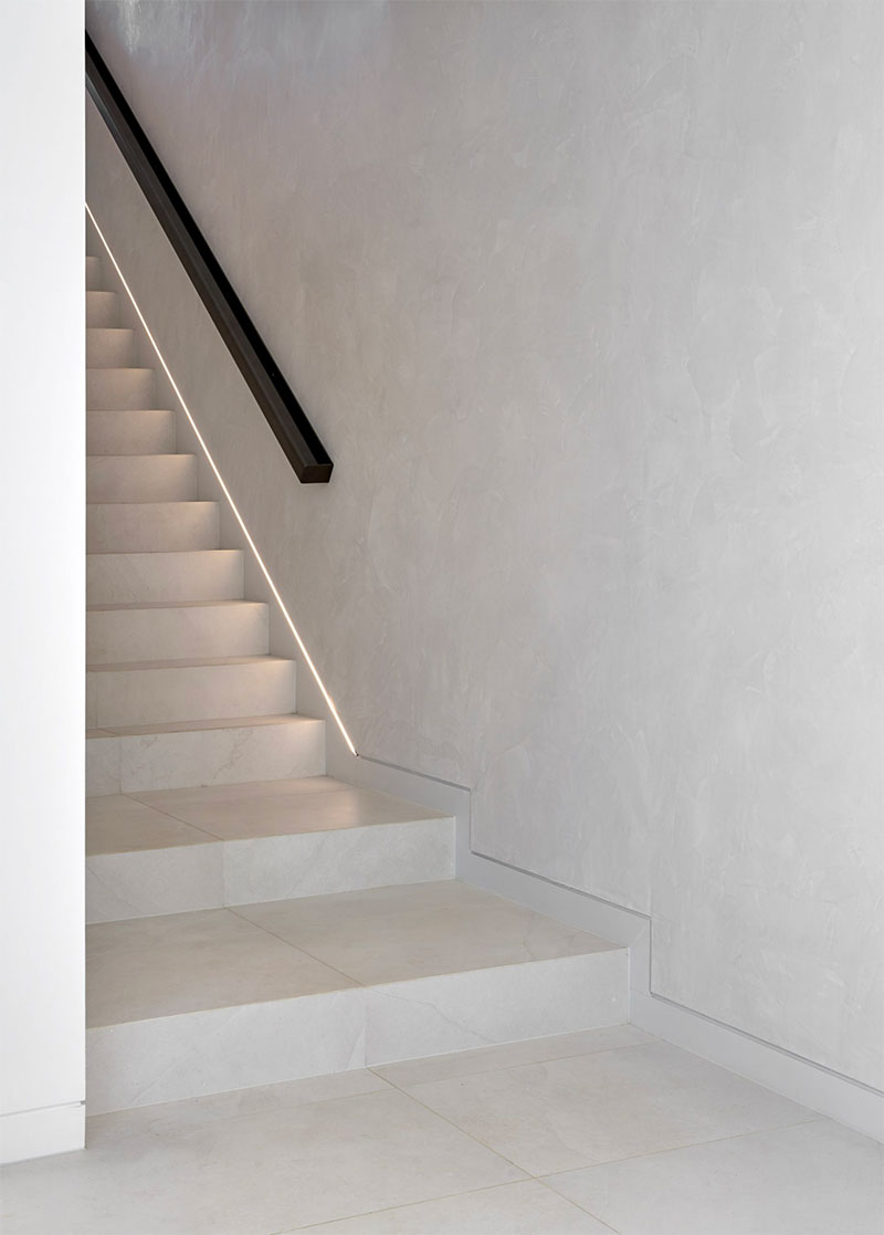 In het mooie Martha Cove project heeft DKO Architecture gekozen voor subtiele led-strips in de wand. | Fotografie: Damien Kook