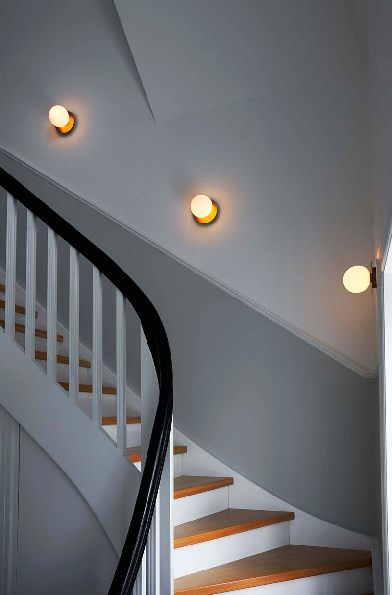 De mooie Liila 1 bol wandlampen passen perfect bij deze mooie traditionele trap.