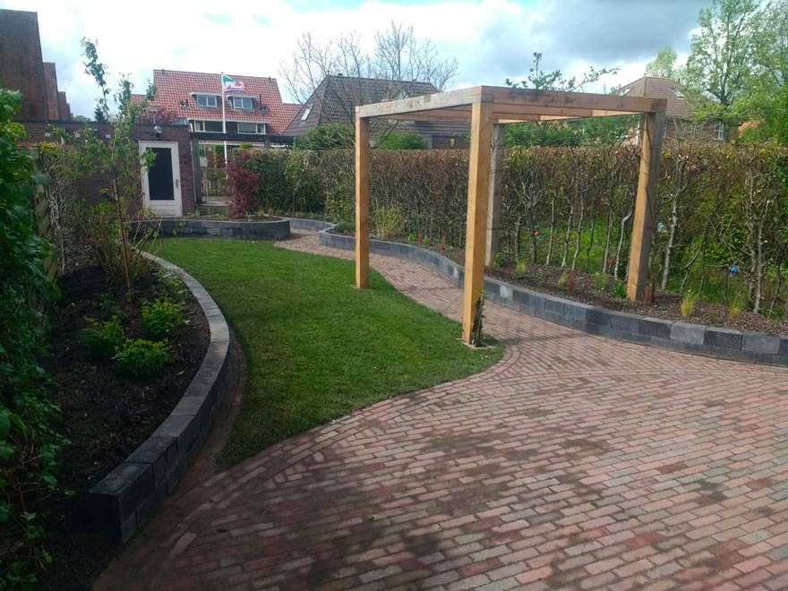 Deze mooie stadstuin met speelse vormen in Groningen is ontworpen door Hovenier Harrie Boer hof. | Fotograaf: allround hovenier Stefan Fluit Deze mooie stadstuin met speelse vormen in Groningen is ontworpen door Hovenier Harrie Boer hof. | Fotograaf: allround hovenier Stefan Fluit