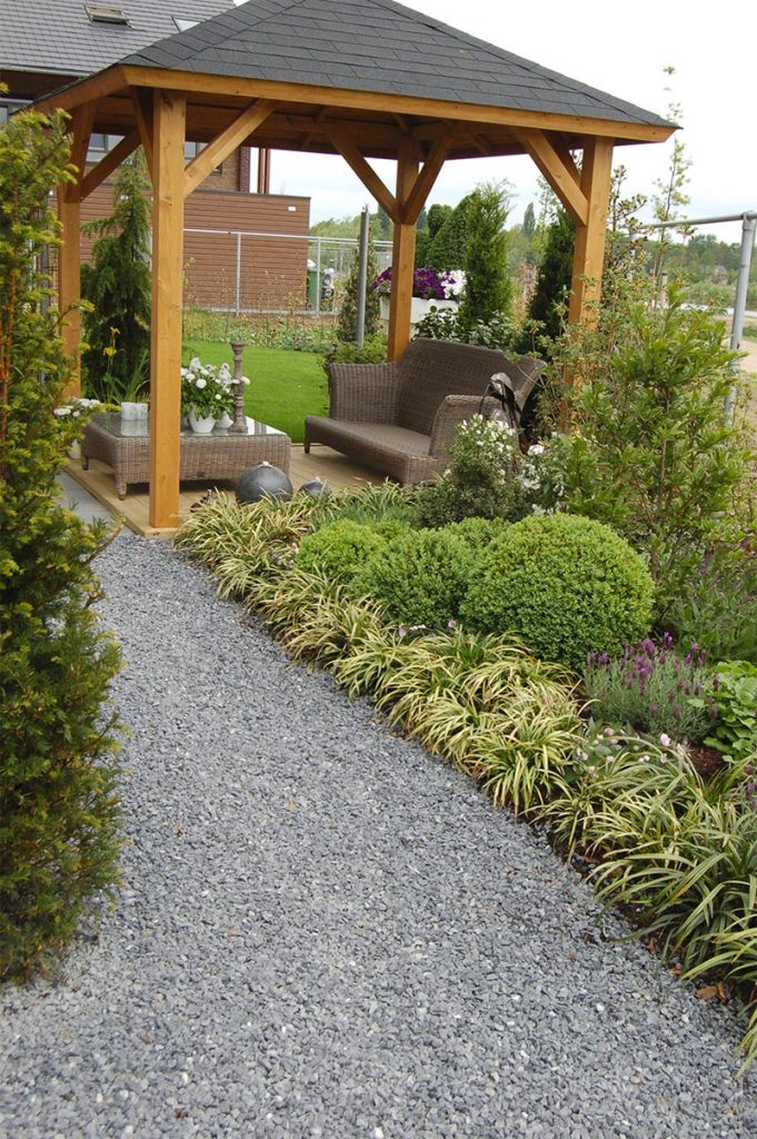 Dit mooie tuinpad is aangelegd met grijs 8-16mm split. Hier verkrijgbaar.