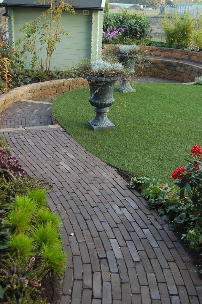 Tuinpad van klinkers van Hollandse Streken 5x20x6. Hier verkrijgbaar.