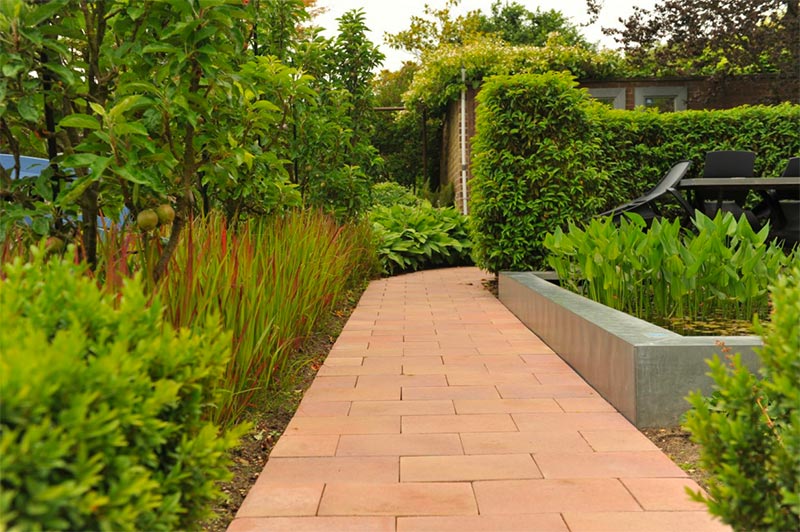 Mooie brede tuinpad aangelegd met Abbeystones 20x30x6. Hier verkrijgbaar.
