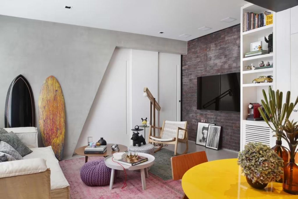 De TV kan je ook aan een stoere bakstenen muur ophangen, zoals Studio RO+CA dat ook heeft gedaan in het ontwerp van deze stoere woonkamer.