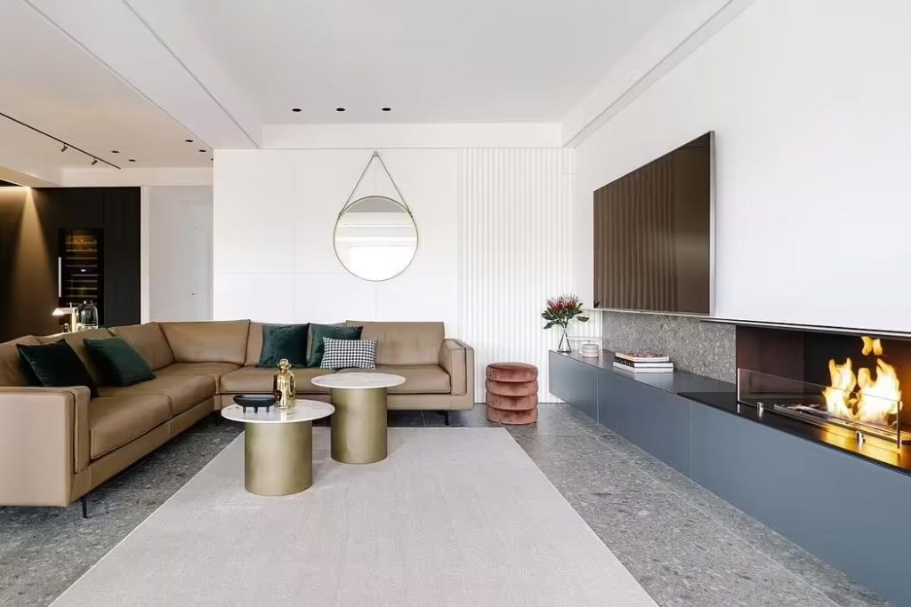 Marco Polillo maakte een heel mooi ontwerp voor deze woonkamer, waar de TV aan de muur op een bijzondere manier gecombineerd is met een open haard.