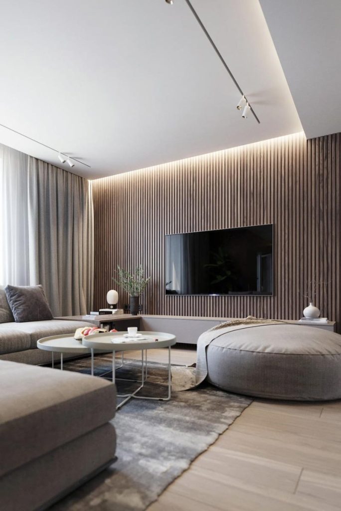Met houten akoestische wandpanelen kan je heel eenvoudig een luxe TV wand creëren, waar je de TV aan kunt ophangen. In deze woonkamer hebben ze het ook gecombineerd met luxe led-verlichting in het plafond.
