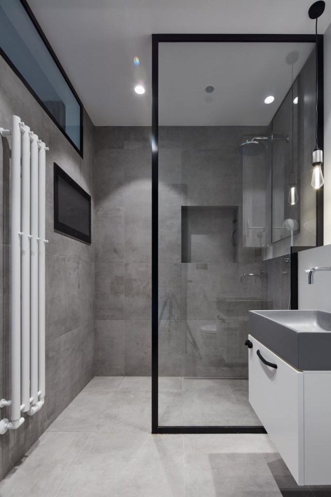 Wist je dat er ook waterdichte TV's verkrijgbaar zijn die je zelfs aan de muur in de douche van de badkamer kunt ophangen?