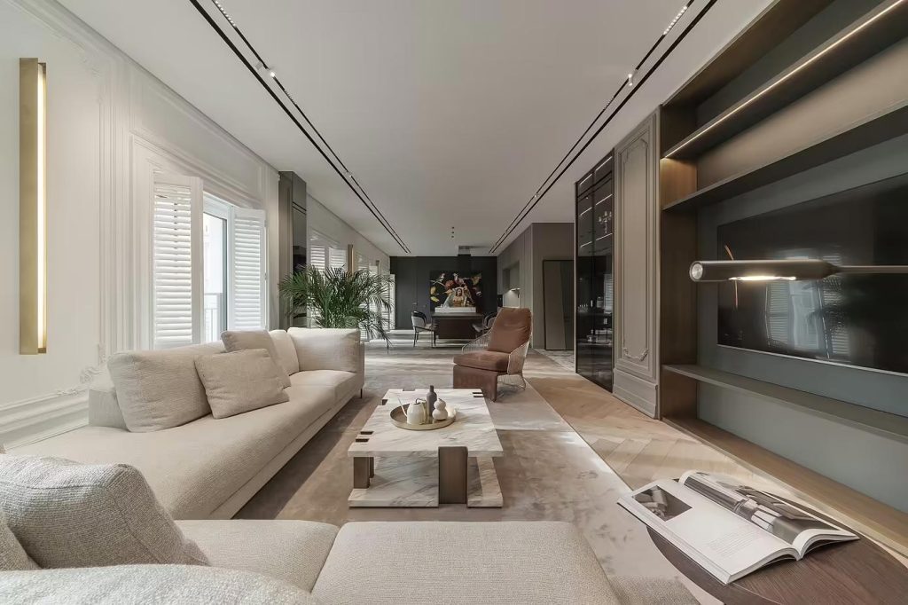 Yodezeen Architects heeft voor deze moderne luxe woonkamer gekozen voor een op maat gemaakte open wandkast, waar de TV aan opgehangen is.