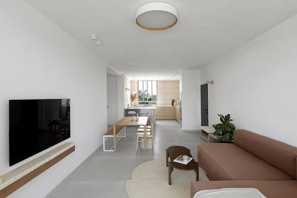 Sharon Kenett heeft voor deze woonkamer gekozen om de TV aan de muur te combineren met een stijlvolle wandplank.