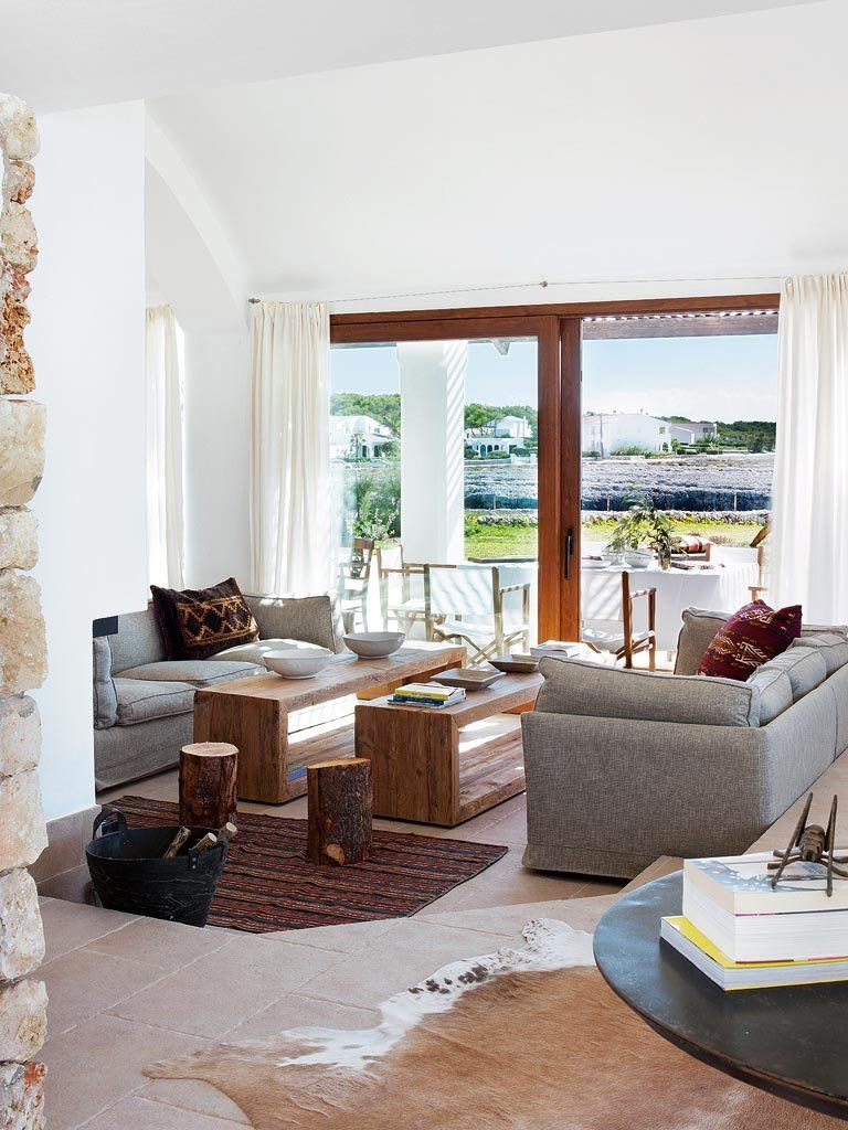 Interieurontwerper Rocío Olivares koos in deze prachtige woonkamer voor twee identieke grijze banken tegen over elkaar.