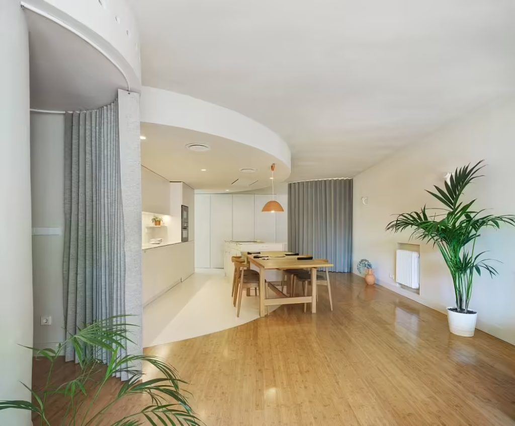 Laura Ortín Arquitectura heeft in dit project gekozen voor een mooie en duurzame bamboe houten vloer.