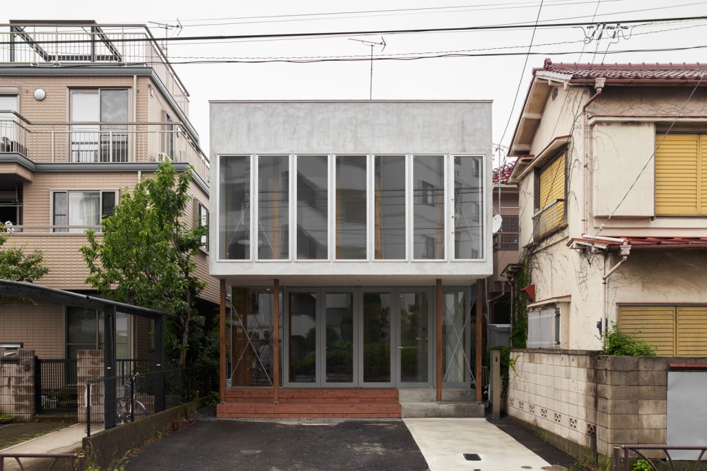 DDeze veranda aan huis, ontworpen door de architecten van  SO&CO, kenmerkt zich met hout en beton.