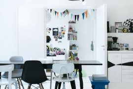 Verschillende stoelen aan de eettafel